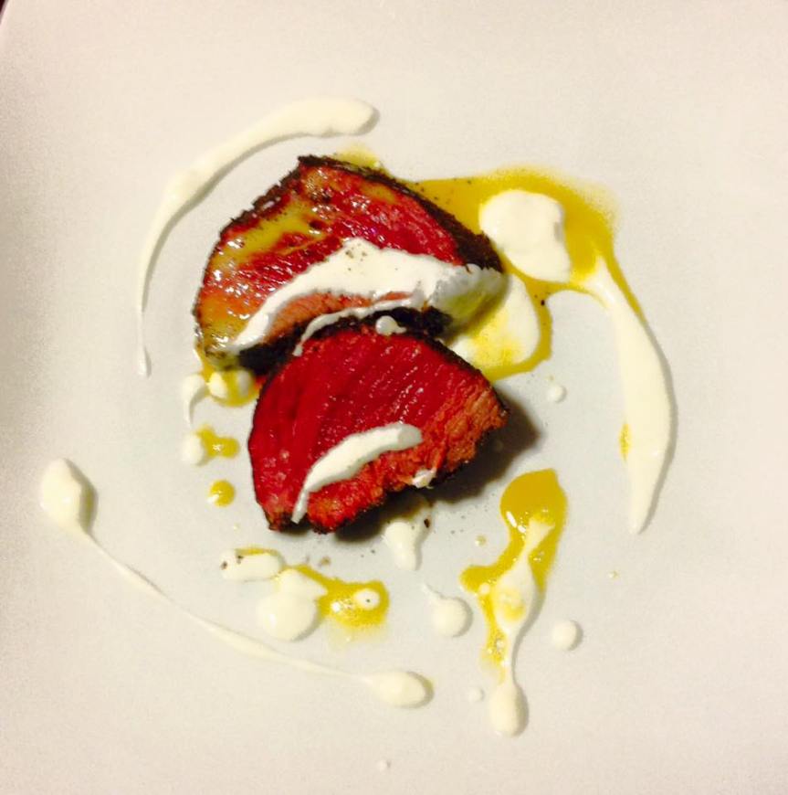 Manzo in crosta di caffè e ginepro, emulsione di tuorlo e crema di toma&nbsp;piemontese.